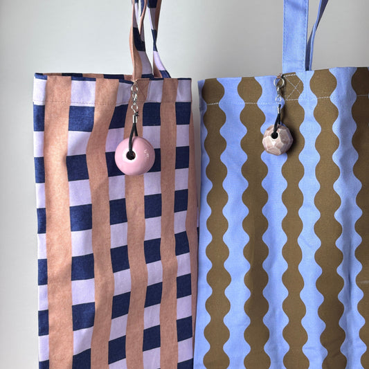 Shopper con charm in ceramica
