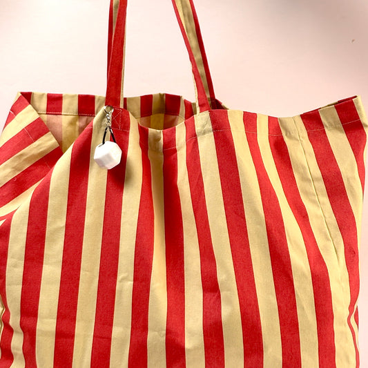 Borsa mare con charm in ceramica