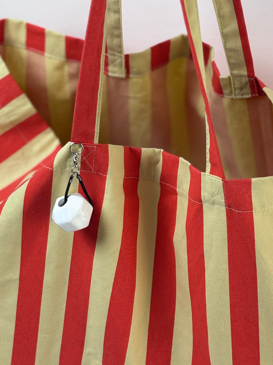 Borsa mare con charm in ceramica